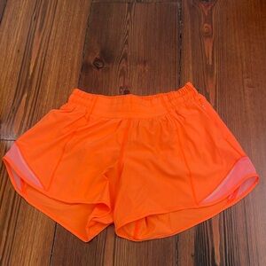 Lululemon Hotty Hot High-Rise Lined Short 4", size 4